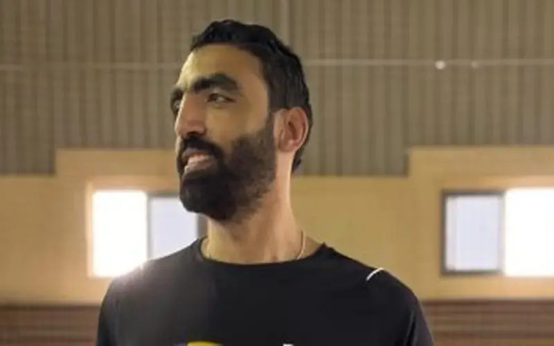 أحمد صلاح لاعب الطائرة يعود إلى القاهرة بعد ايقاف الدورى العراقى بسبب الحرب